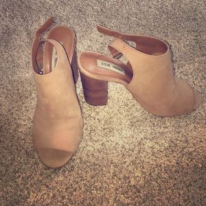 Cute tan Steve Madden sling back mules!