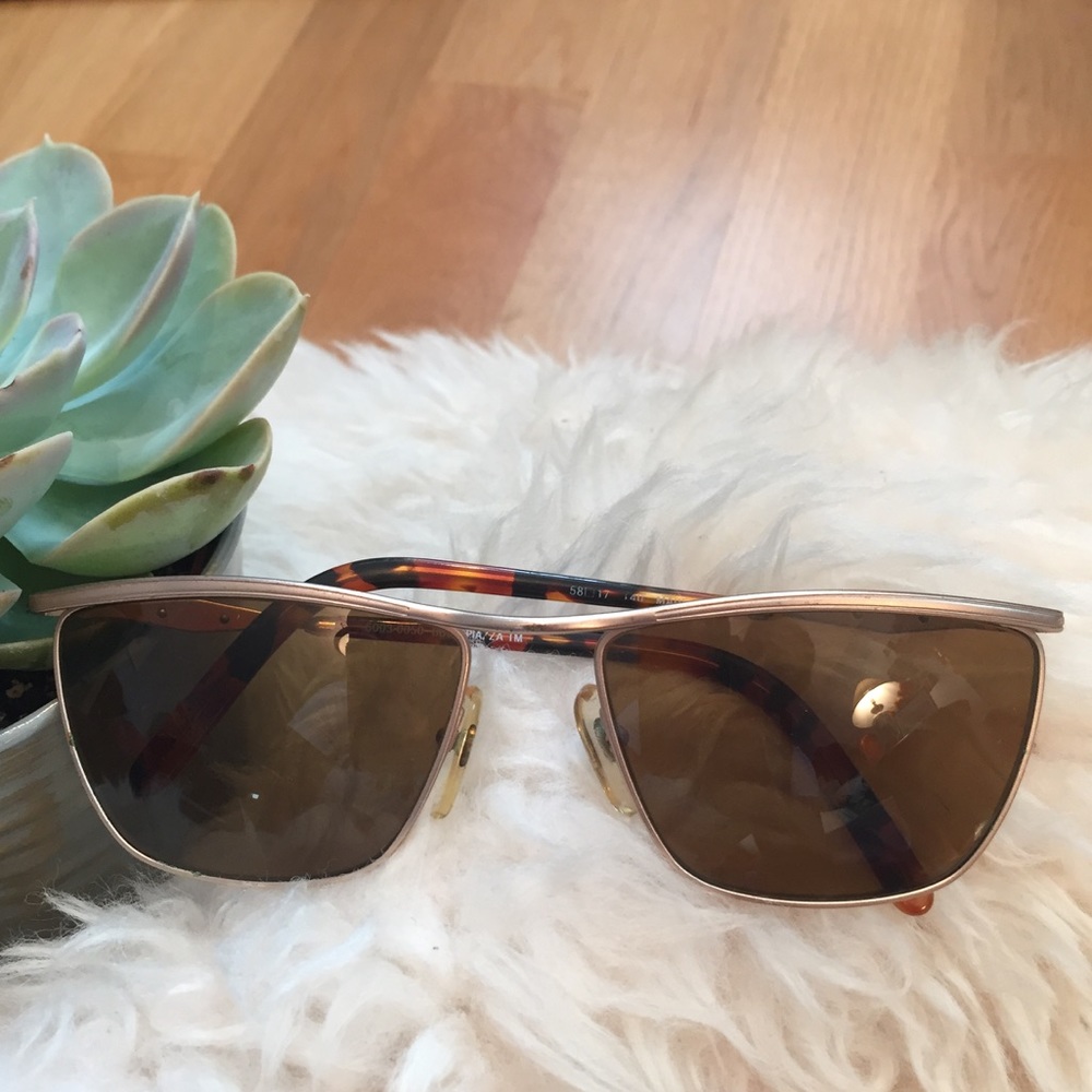 Retro brown sunglasses with gold frames