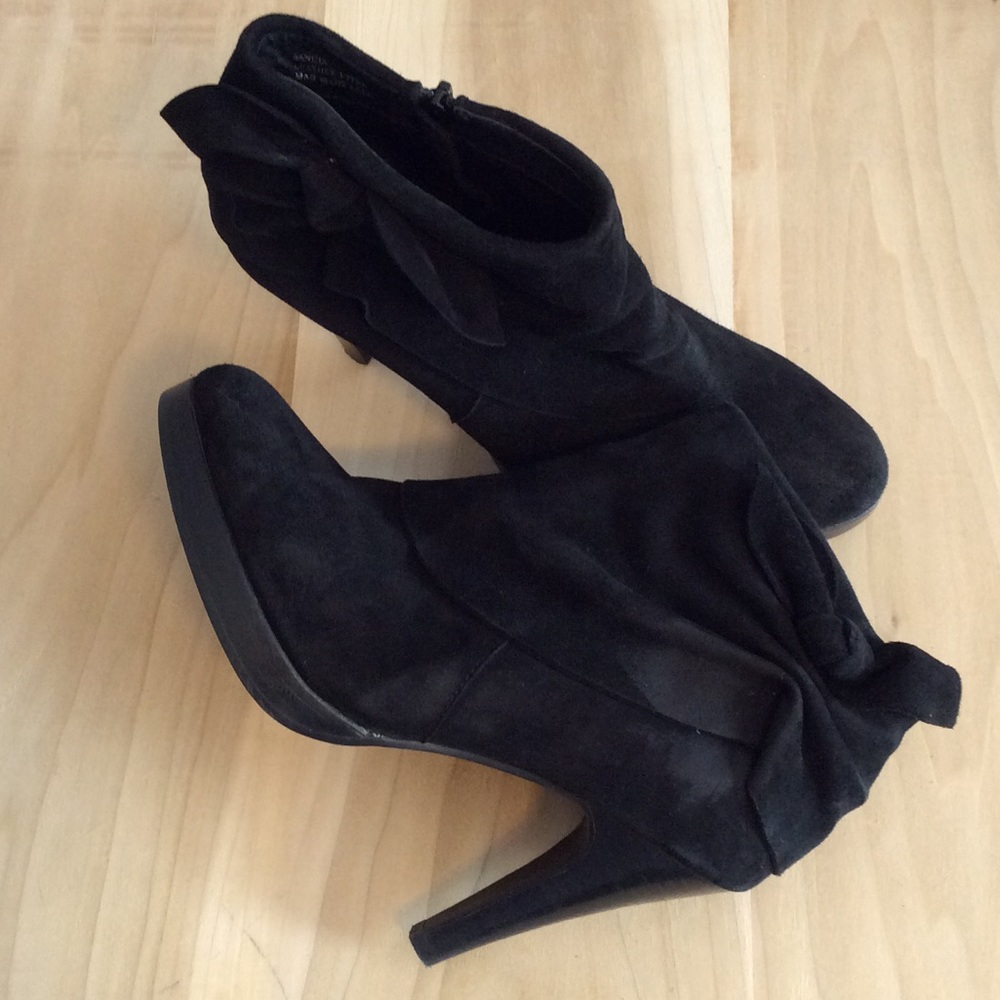 Dollhouse black suede heeled booties!  👠