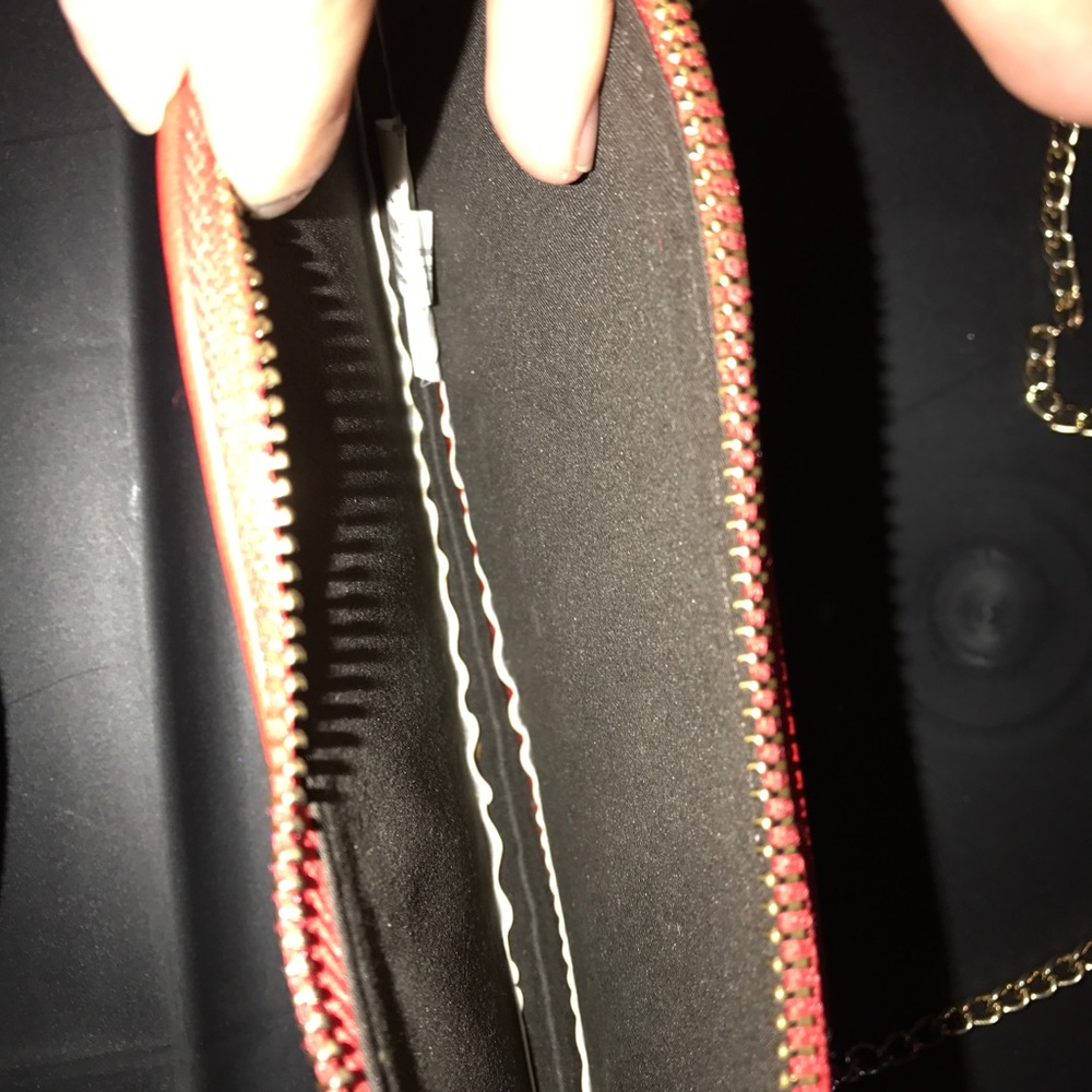 LIP ALERT! Kissy lip red purse gold chain