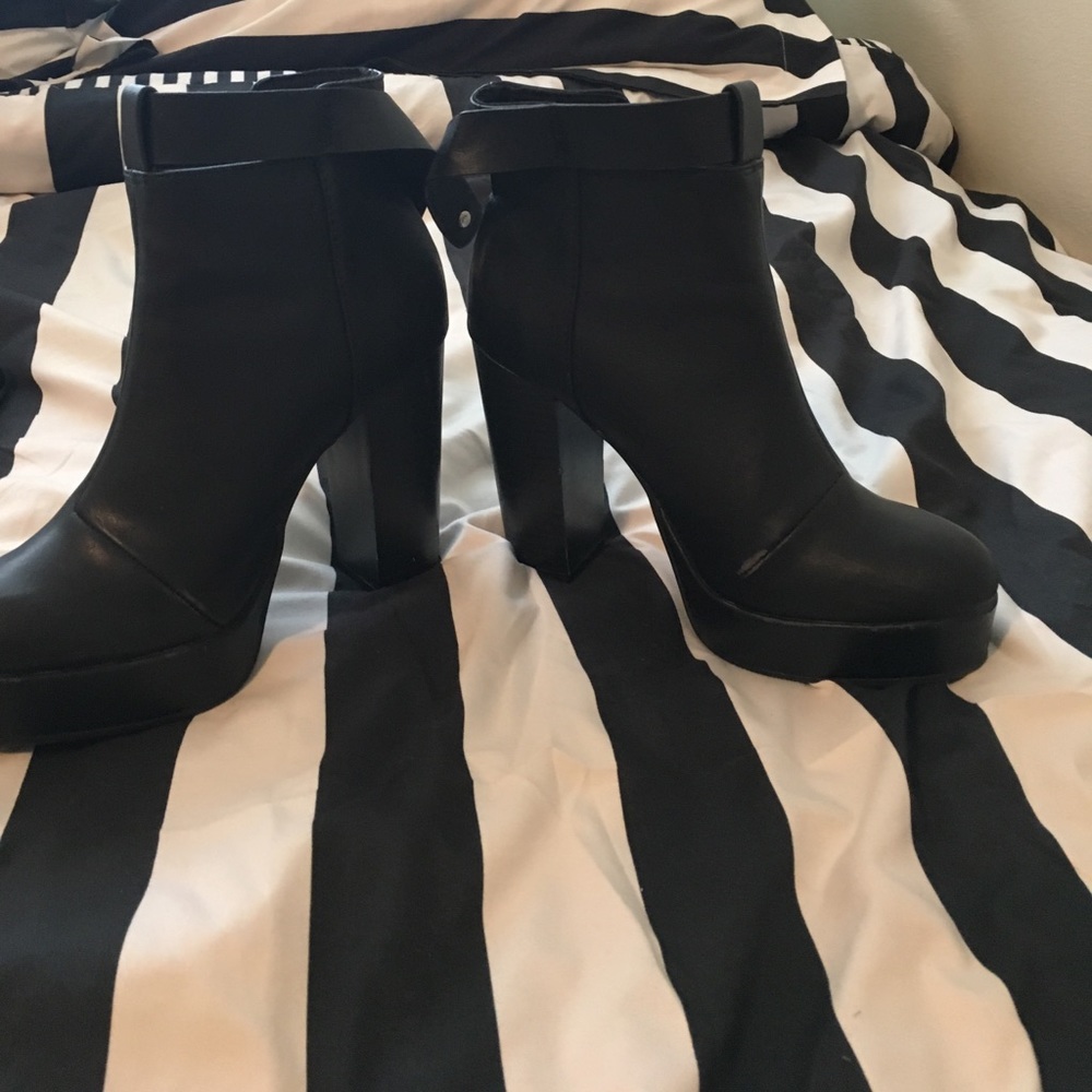 Black height heeled leather boots with zipper