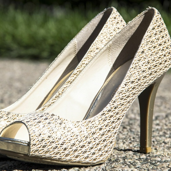 Audrey Brooke "Quillian " gold  pumps NWOB  s 9.5 - Picture 2 of 6