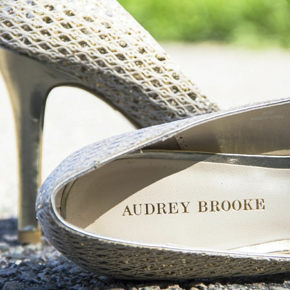 Audrey Brooke "Quillian " gold  pumps NWOB  s 9.5 - Picture 4 of 6