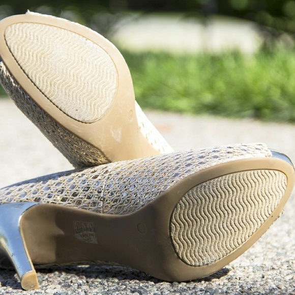 Audrey Brooke "Quillian " gold  pumps NWOB  s 9.5 - Picture 6 of 6