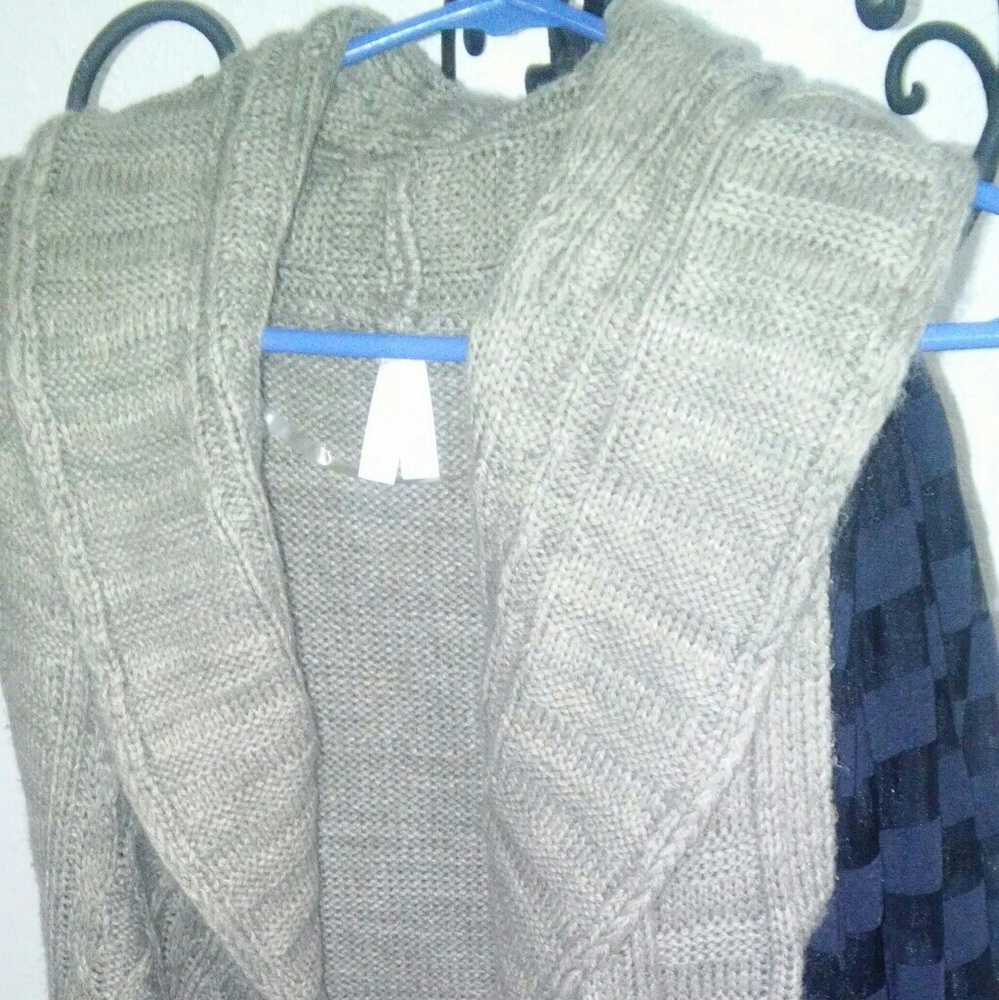 Sleevless sweater cover up
