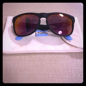 Toms unisex Phoenix sunglasses with black frame