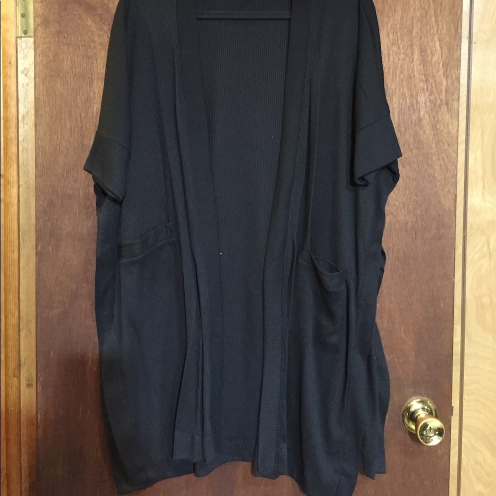 JET by john eshaya long, blk short sleeve kimono.