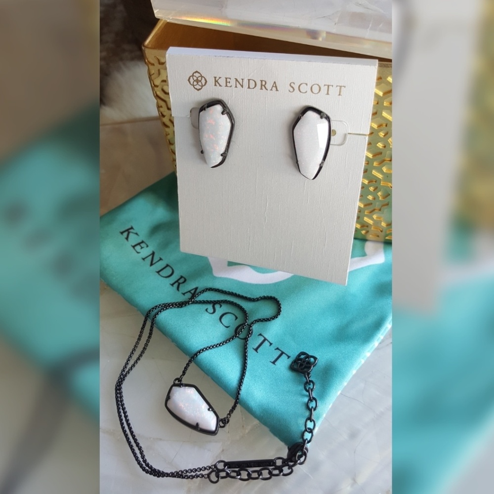 Beautiful Kendra Scott Camilia/Camryn Gunmtal Opal