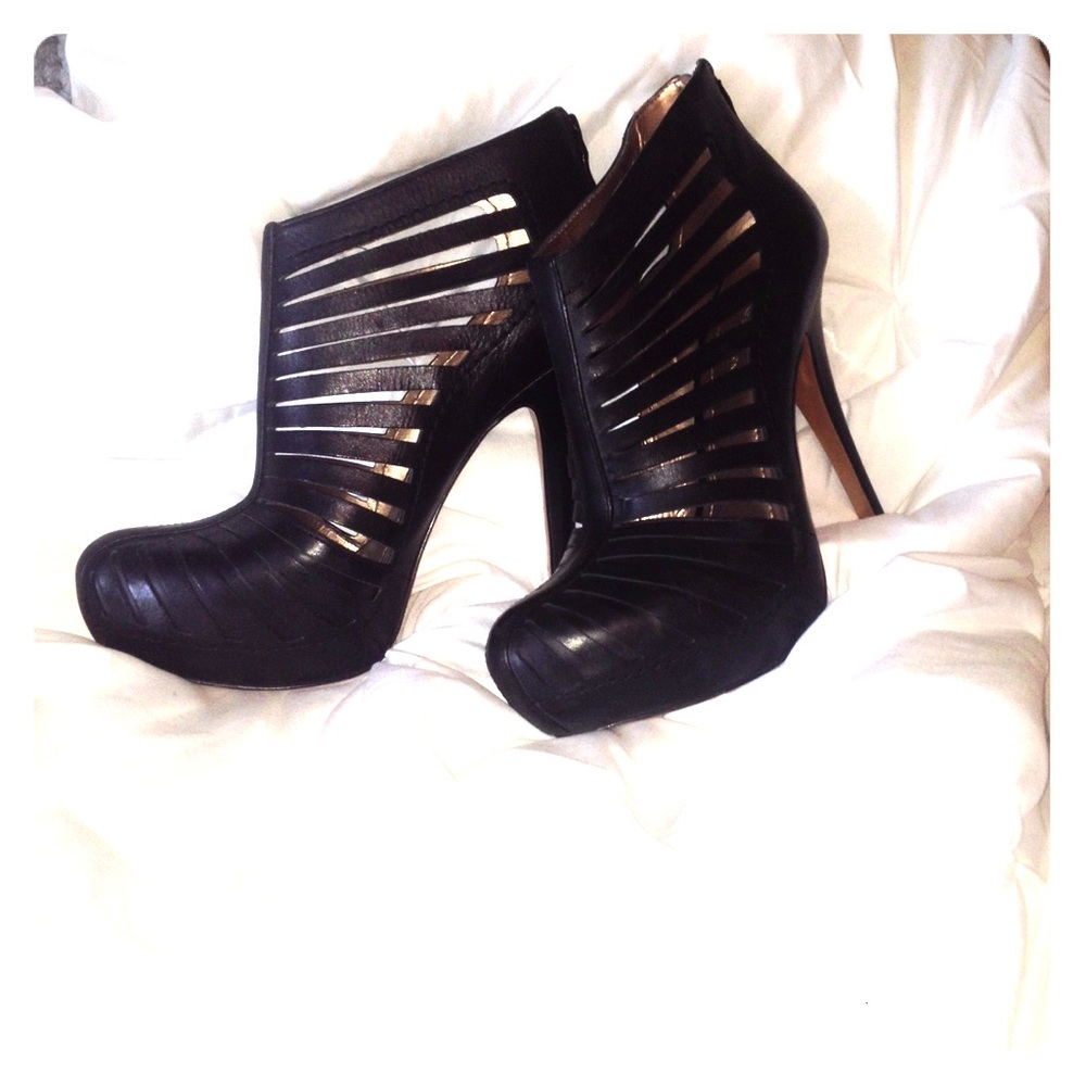 BCBGeneration Black Caged Heel 8.5 (4in)