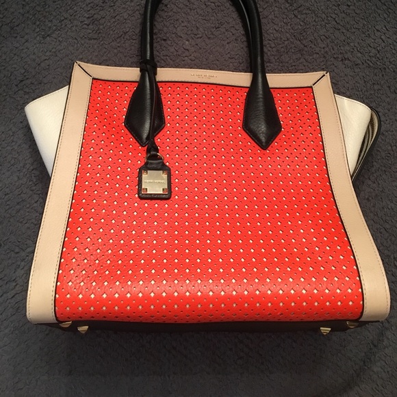 henri bendel Handbags - Authentic Henri Bendel  purse