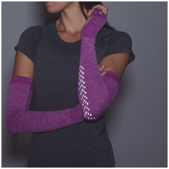 lululemon athletica Accessories - JUST IN✔️ Lululemon Swiftly arm Warmer reflective