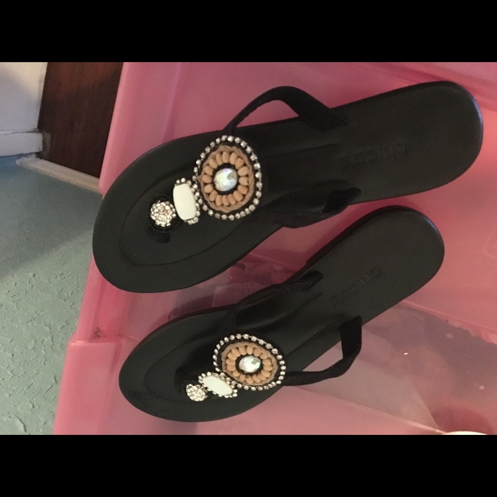 Chico's Flat Sandals- Black. Size 6.