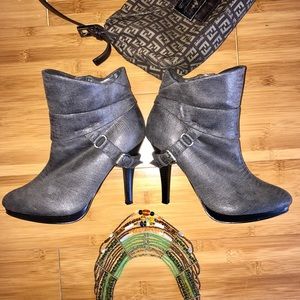 Style & Co Gray Shimmery Snakeskin Print Booties