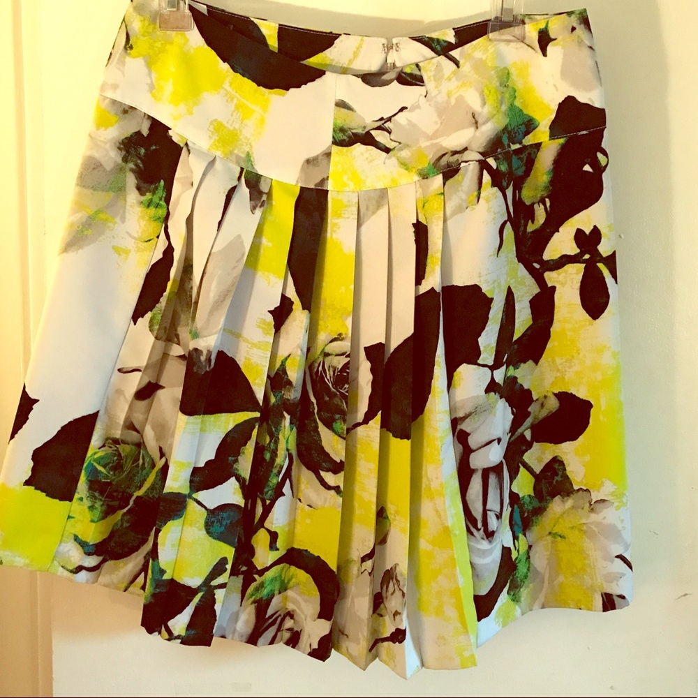 Multi colored and patterned pleated mini skirt