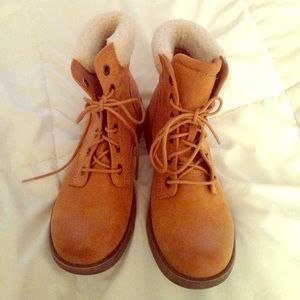 NWOT 🍂🍁AMERICAN EAGLE Lace Up Boots, Size 8