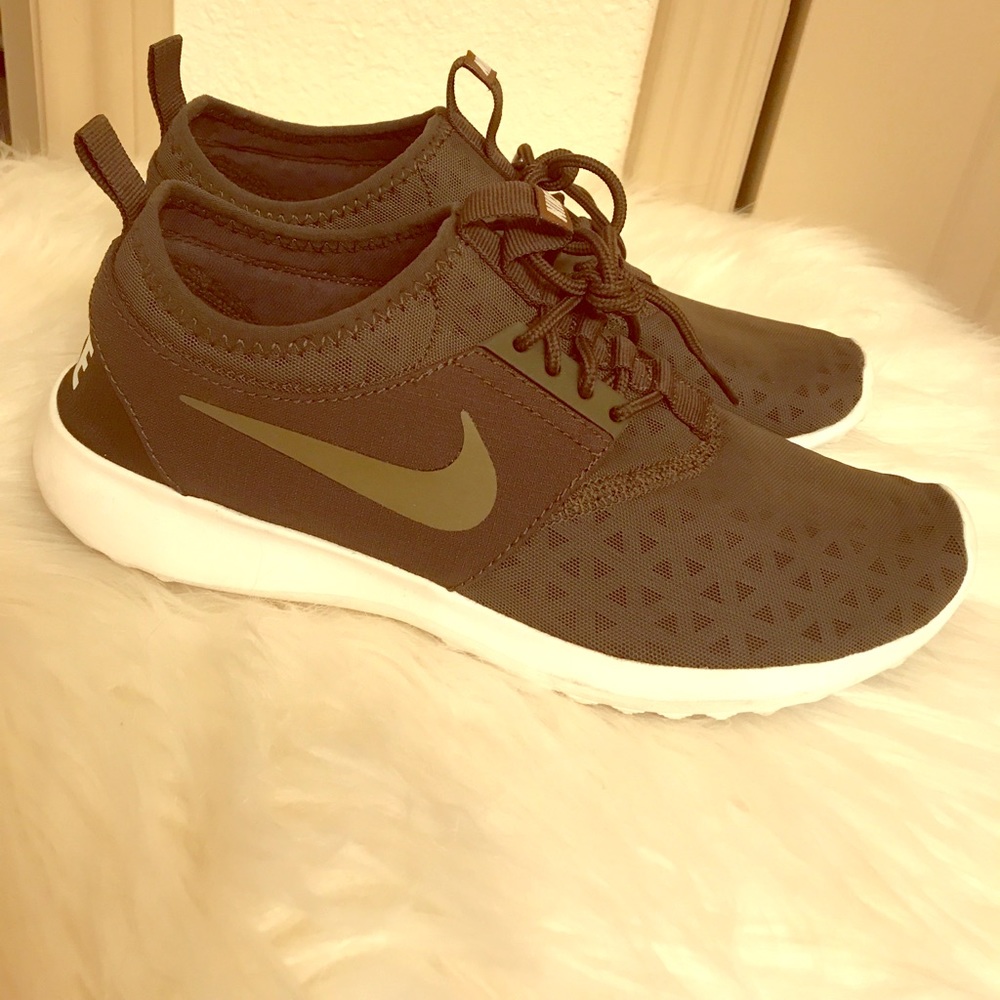 Nike Tennis Shoes