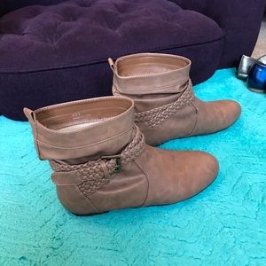 faux leather wet seal booties (flat, cognac)