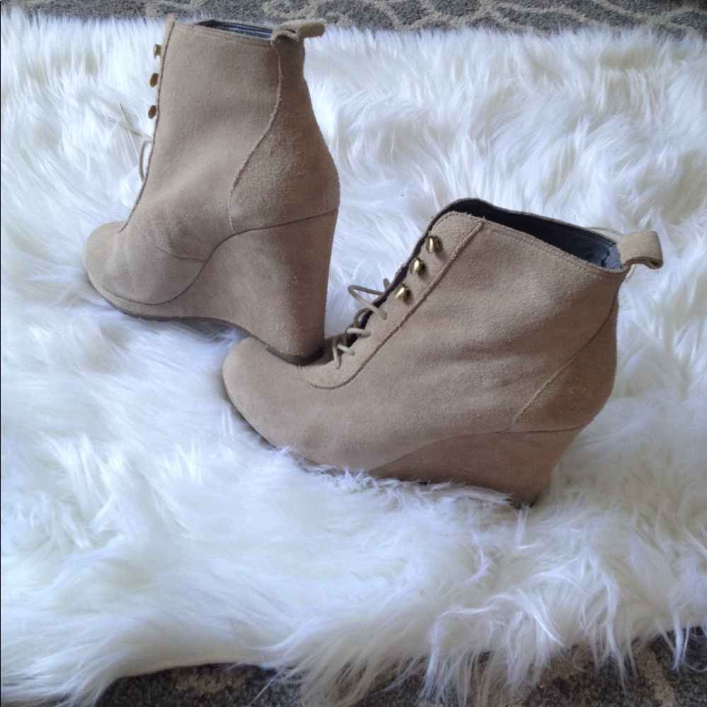 Rosegold nude suede wedges