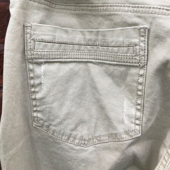 UNIONBAY Khaki Capris - Picture 6 of 7