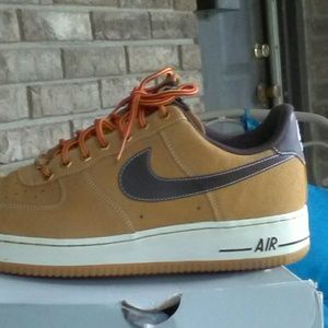 I am selling a pare of Nike Air Force ones...