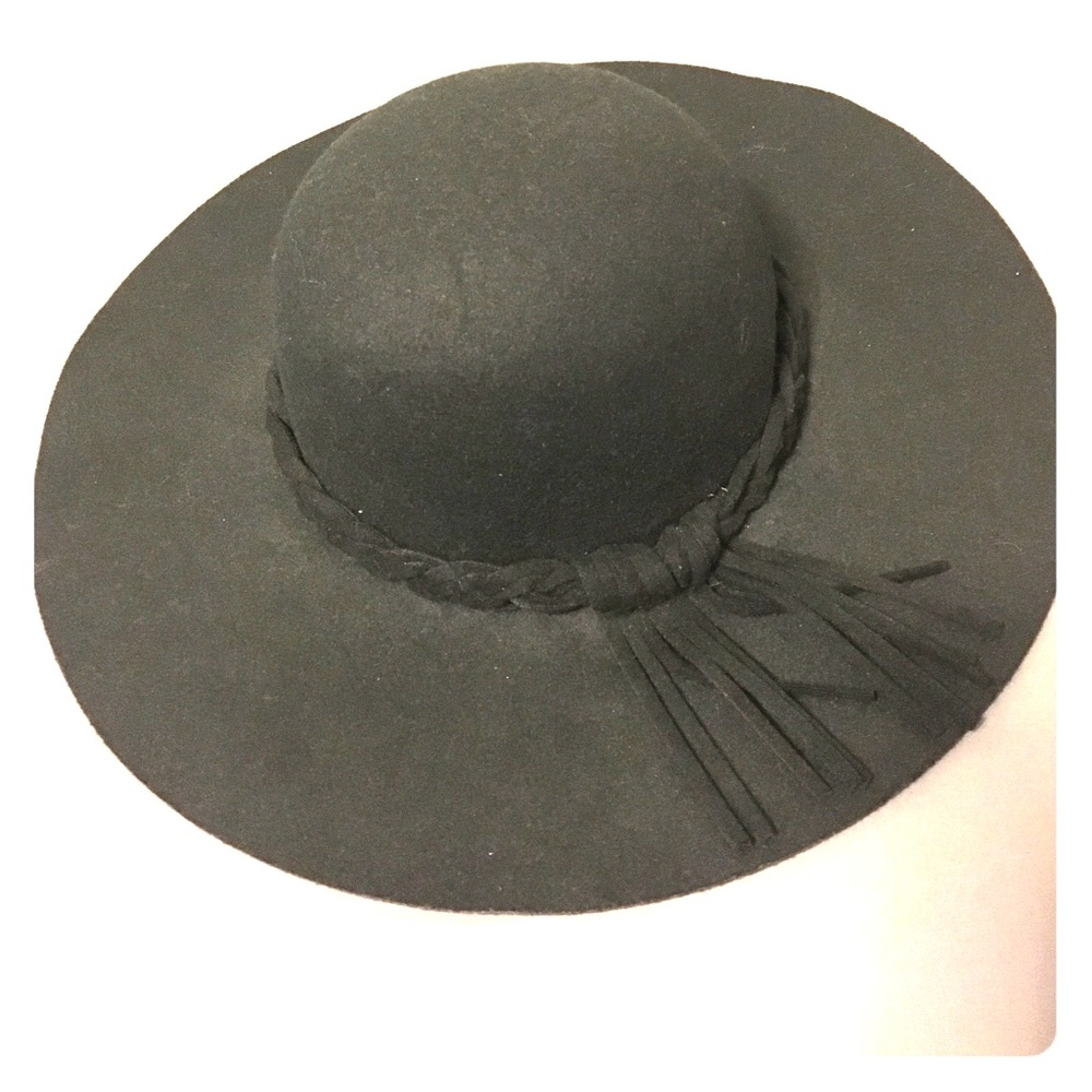 Black floppy hat
