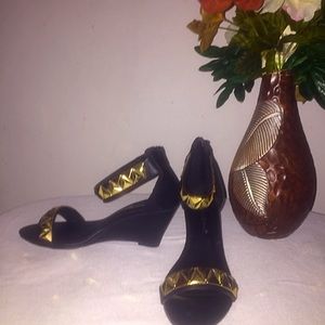 Black and gold wedges