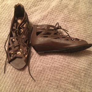 Bamboo brown strappy peep toe sandles (size 6)