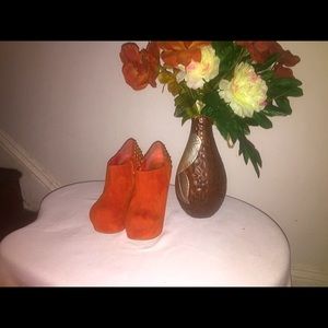 Orange wedges and gold in the back