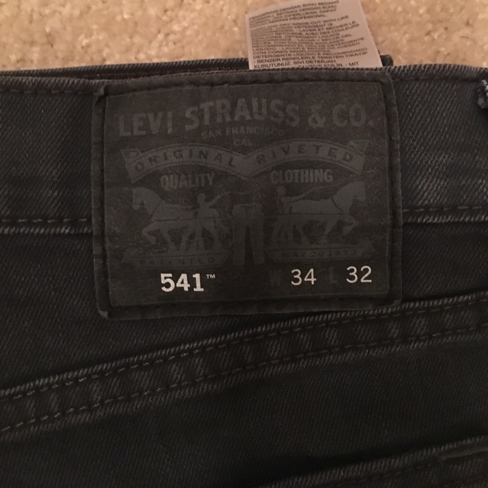 Levi's - Picture 2 of 3