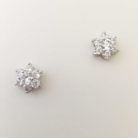 💫Leah Star Cubic Zirconia Stud Earrings - Picture 1 of 2