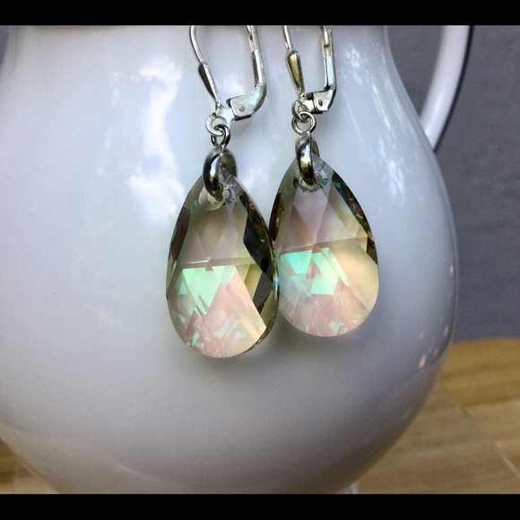 Striking luminous Green Fancy Crystal Earrings - Picture 1 of 5
