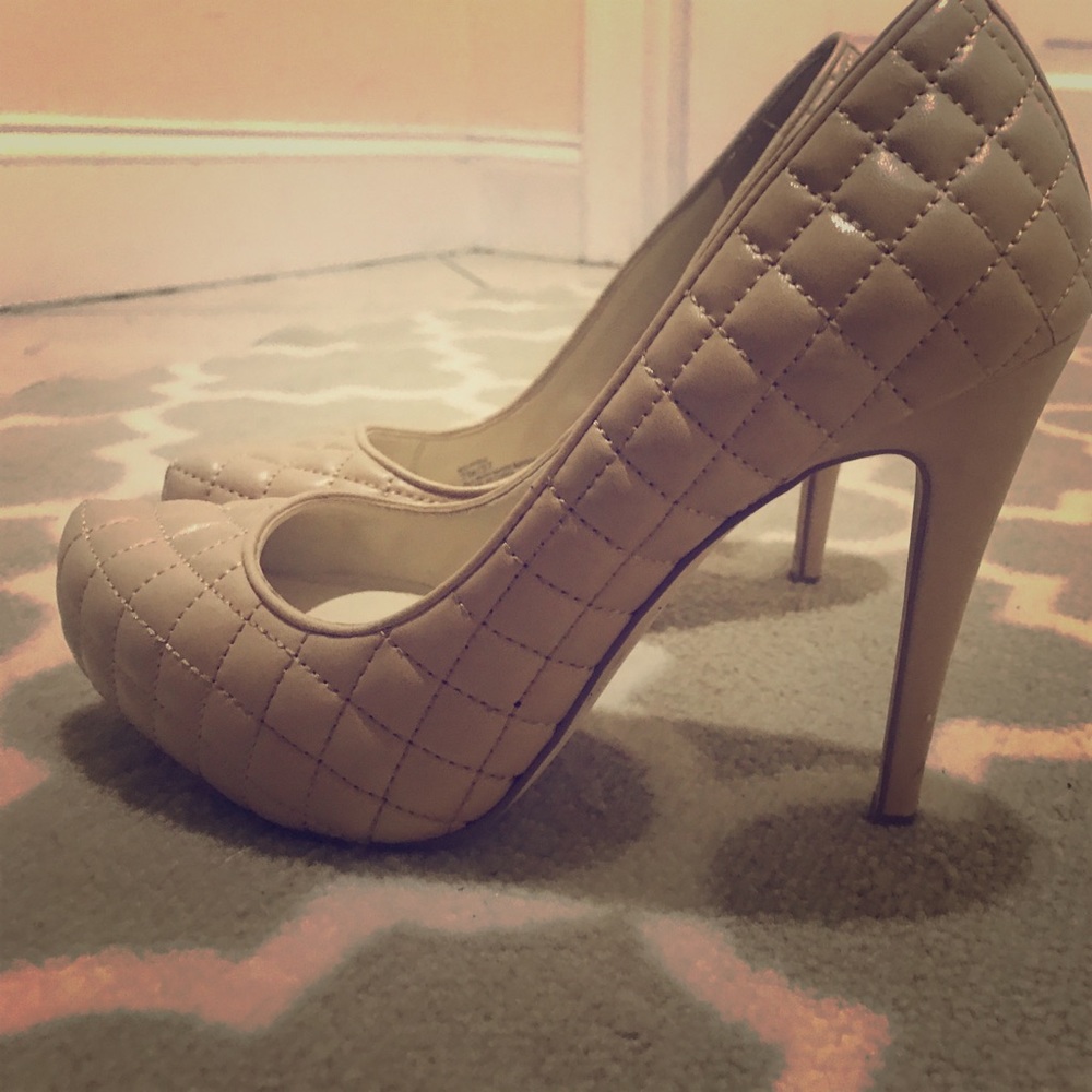 Beige / tan BCBG pumps