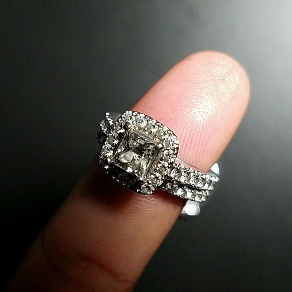 14k wht gld with 1krt diamond as center stone