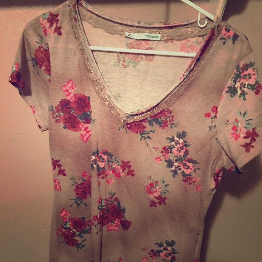 Maurice's T shirt. Size Large