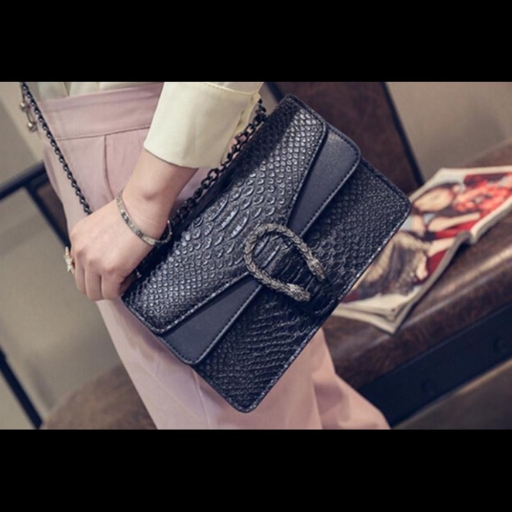 Woman cross body chain bag