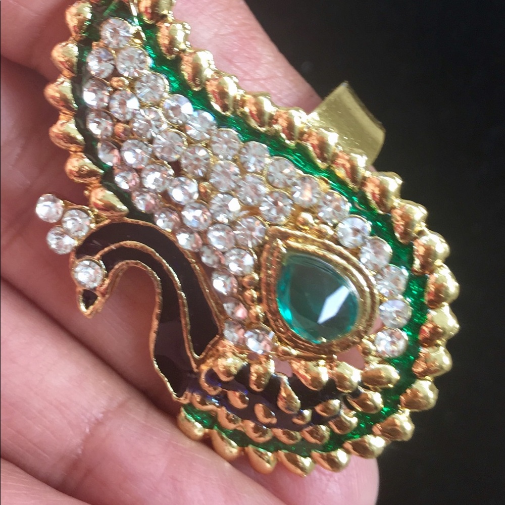 Peacock style ring with green/white crystal
