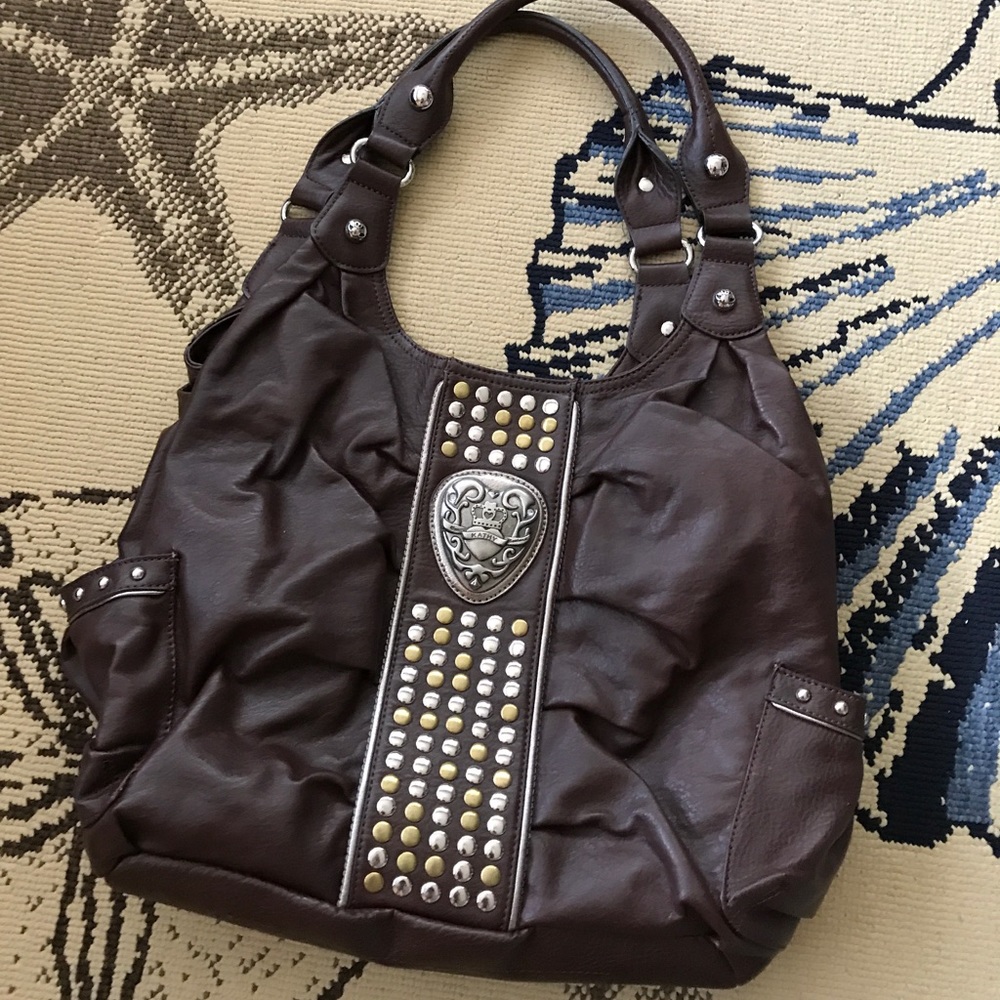 Brown shoulder bag with detail!