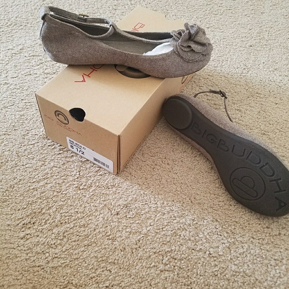 Flat sandals