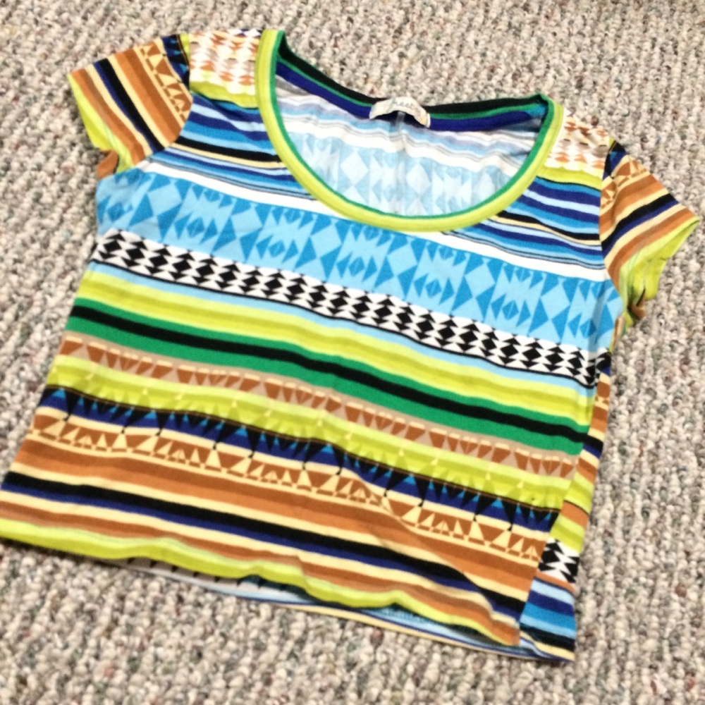 ❌LAST CHANCE❌ aztec short sleeve crop top