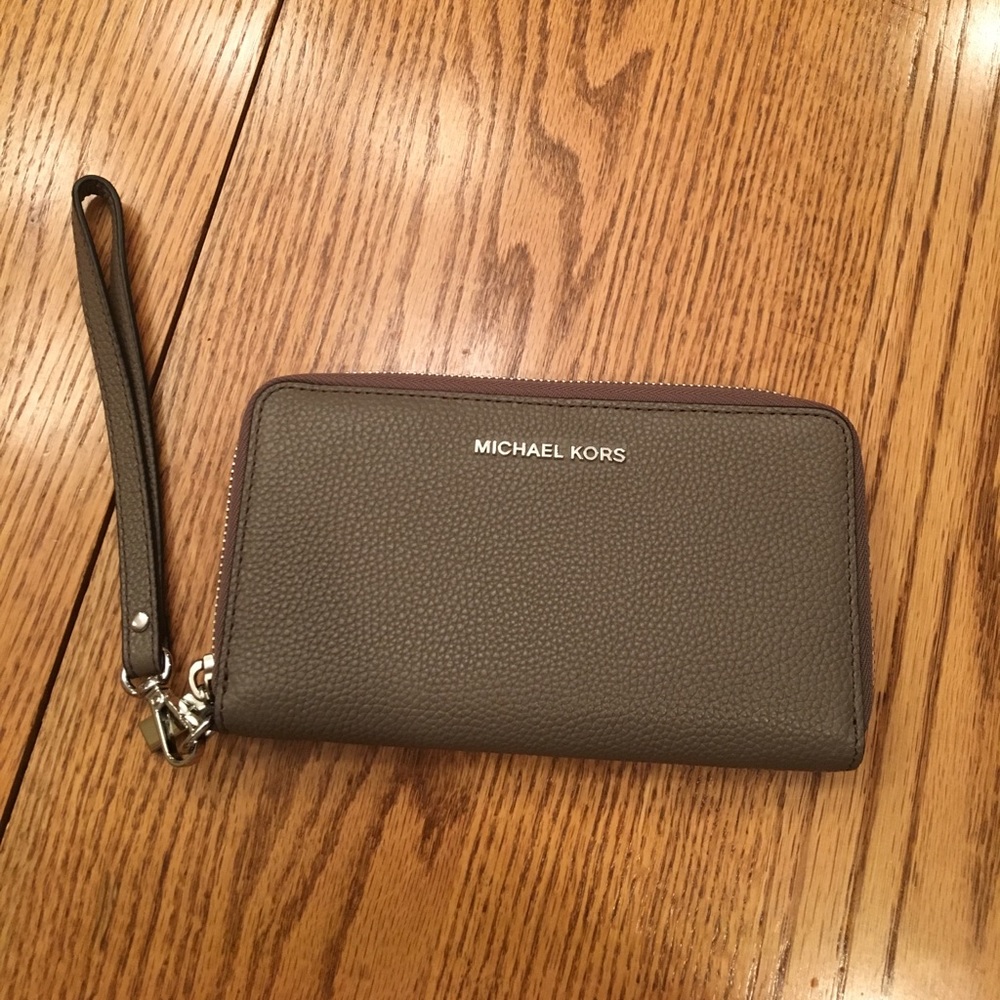 Brand New Authentic Michael Kors wristlet