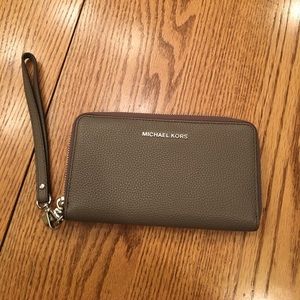 Brand New Authentic Michael Kors wristlet