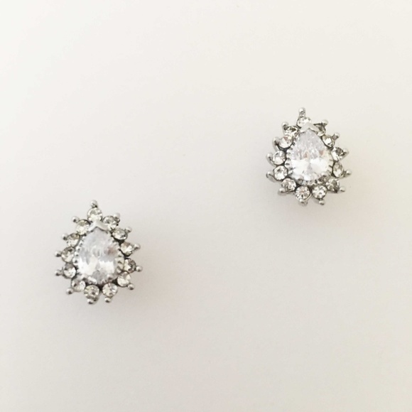 🎩Scarlett Teardrop Cubic Zirconia Stud Earrings - Picture 1 of 2