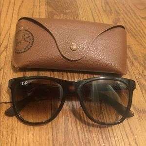 Brown wayfarer Ray-Ban sunglasses
