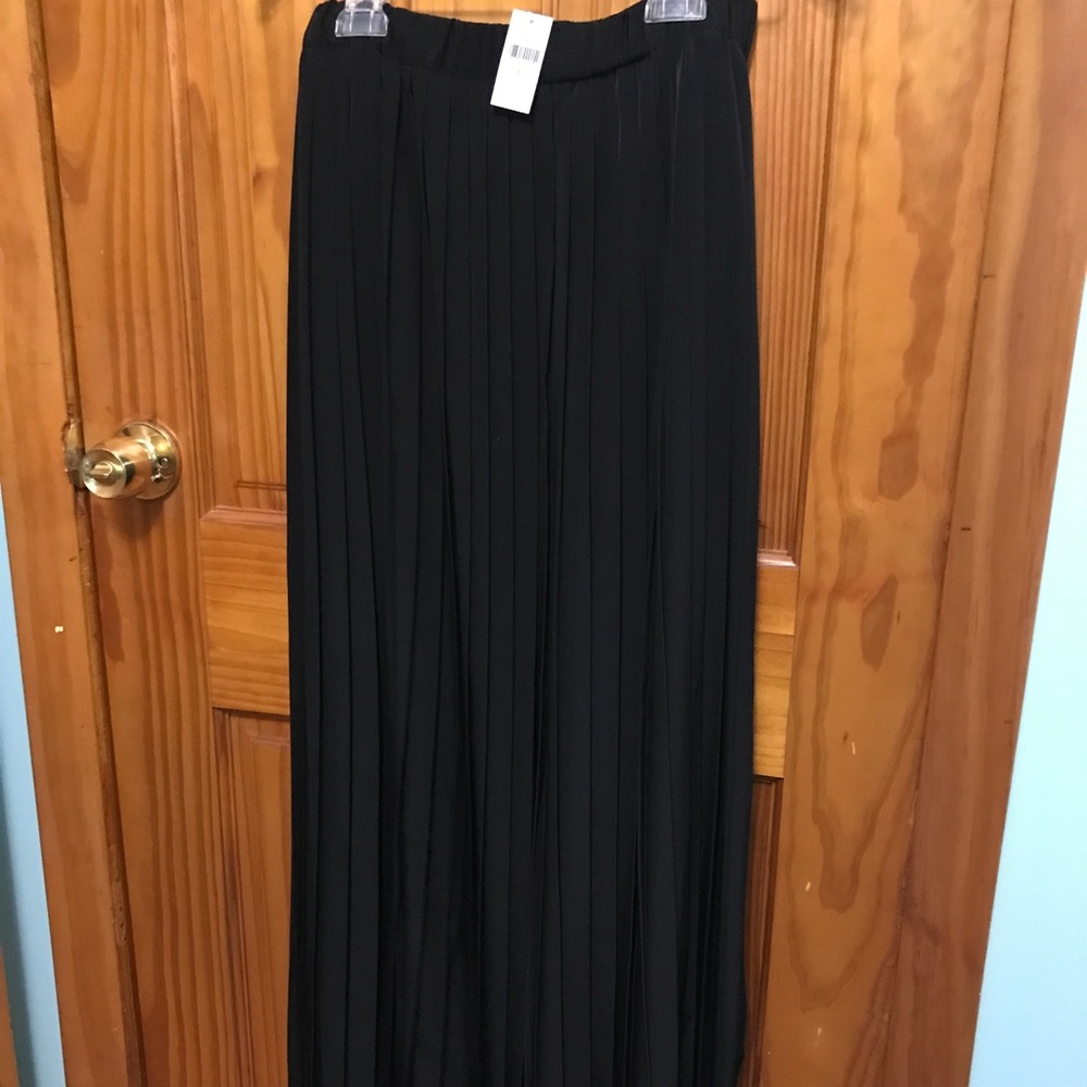 Banana Republic Small maxi pleated black skirt NEW
