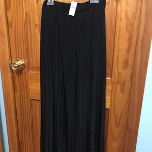 Banana Republic Small maxi pleated black skirt NEW
