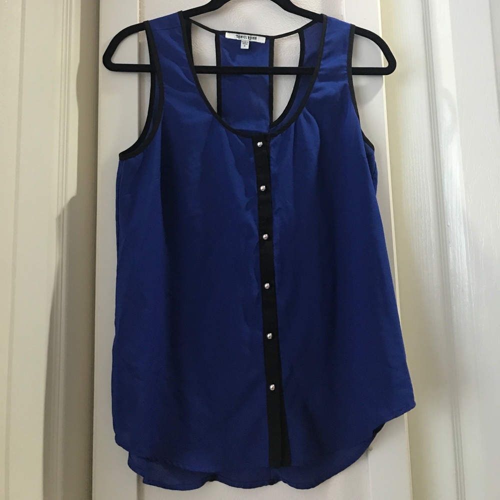 Lightweight sleeveless top