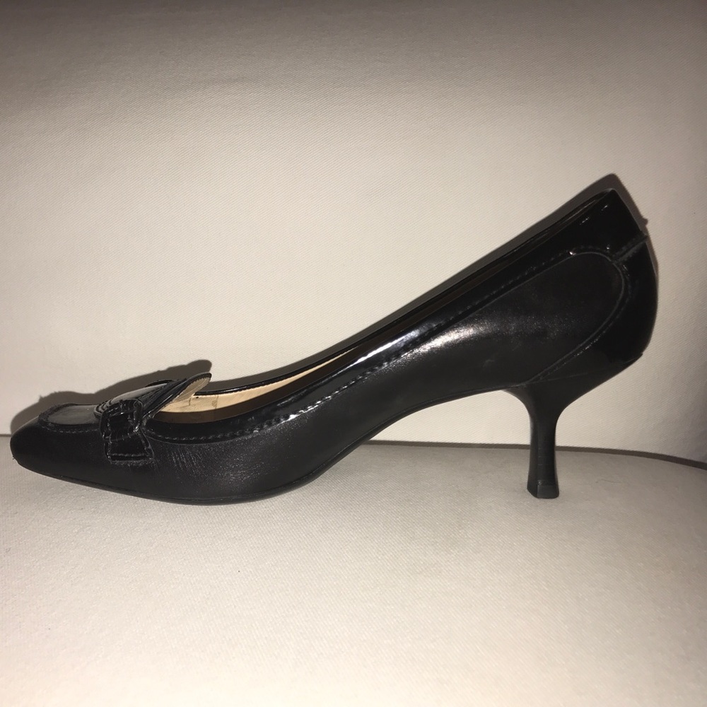 Black pumps