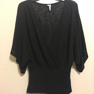 Black 3/4 loose sleeve sweater.