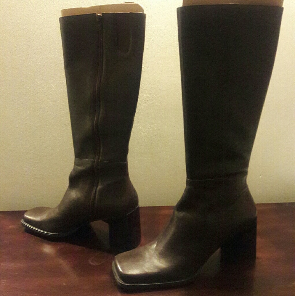 SUPER CUTE BROWN BOOTS