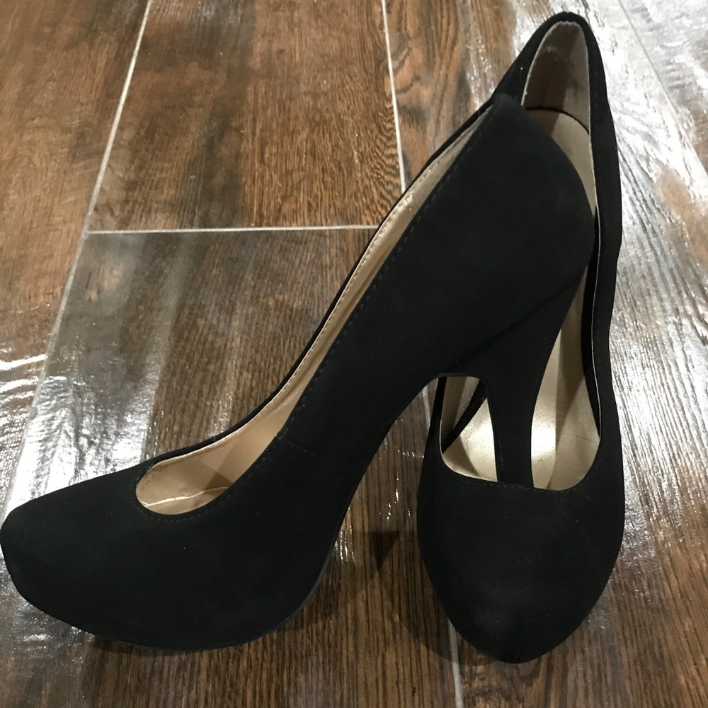 BRAND NEW BLACK HEELS